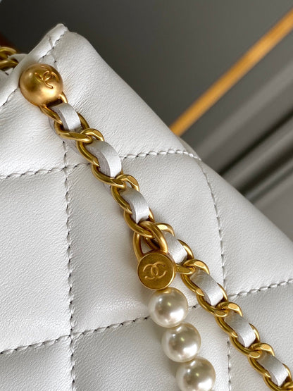 Sac à rabat classique CC Medium 27 en cuir de veau blanc avec chaîne en perles