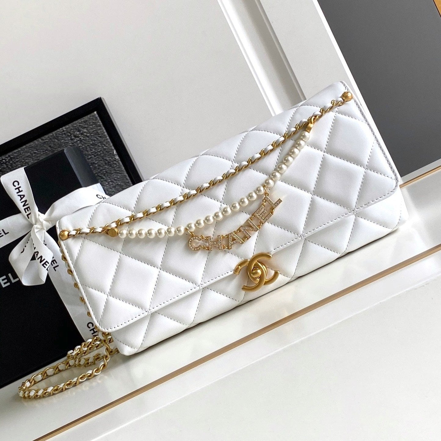 Sac à rabat classique CC Medium 27 en cuir de veau blanc avec chaîne en perles