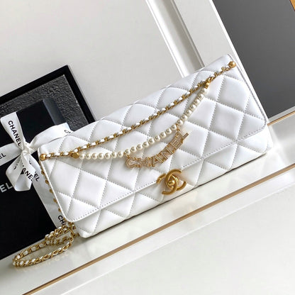 Sac à rabat classique CC Medium 27 en cuir de veau blanc avec chaîne en perles
