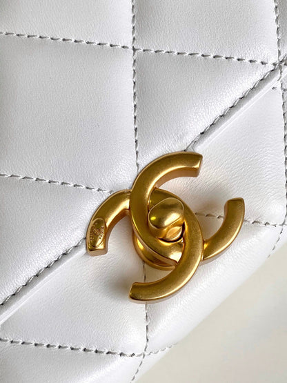 Sac à rabat classique CC Medium 27 en cuir de veau blanc avec chaîne en perles