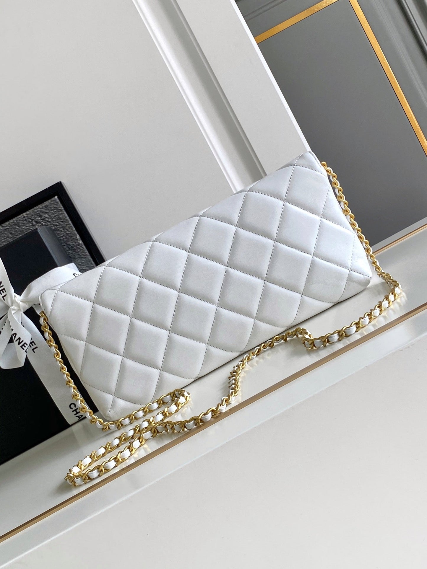 Sac à rabat classique CC Medium 27 en cuir de veau blanc avec chaîne en perles