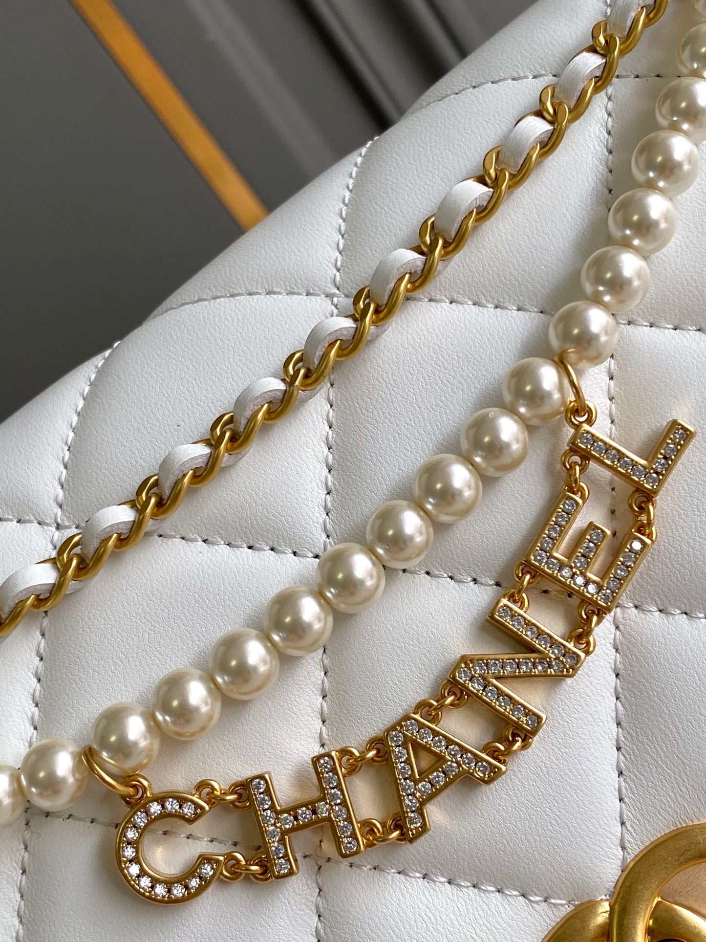 Sac à rabat classique CC Medium 27 en cuir de veau blanc avec chaîne en perles