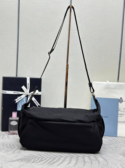 BOLSO DE HOMBRO 32 EN RE-NYLON NEGRO CON LOGO TRIANGULO