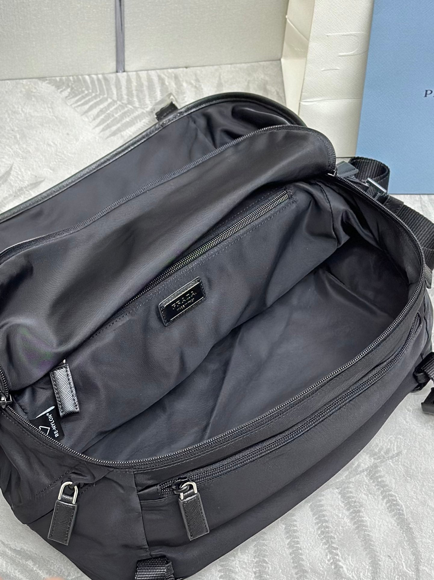 BOLSO DE HOMBRO 32 EN RE-NYLON NEGRO CON LOGO TRIANGULO