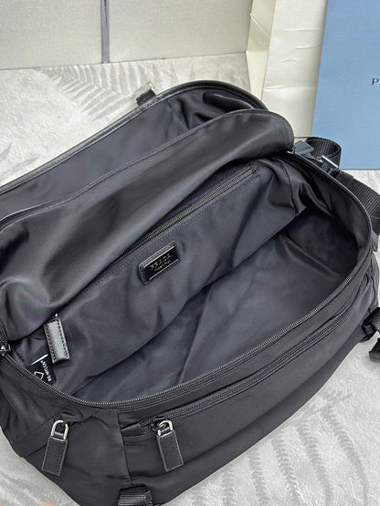 BOLSO DE HOMBRO 32 EN RE-NYLON NEGRO CON LOGO TRIANGULO