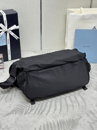 BOLSO DE HOMBRO 32 EN RE-NYLON NEGRO CON LOGO TRIANGULO