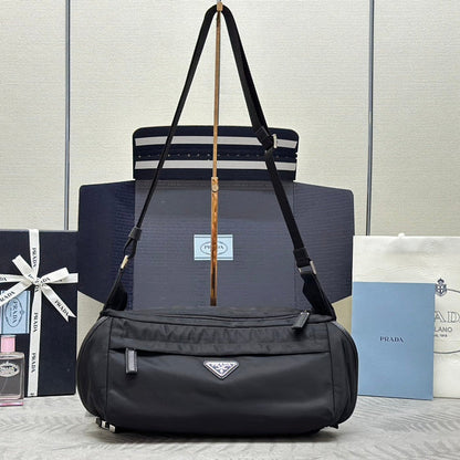 BOLSO DE HOMBRO 32 EN RE-NYLON NEGRO CON LOGO TRIANGULO