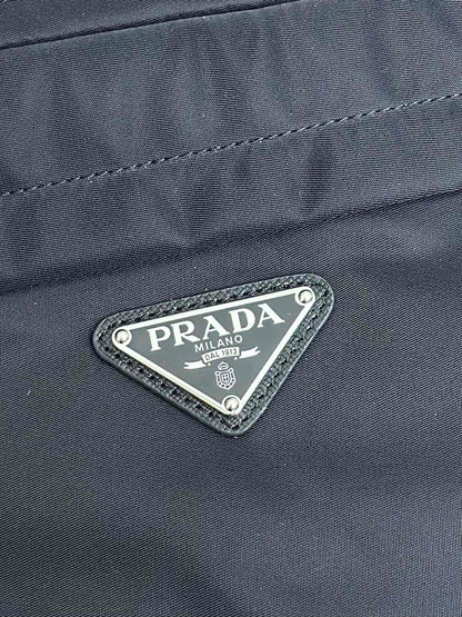 BOLSO DE HOMBRO 32 EN RE-NYLON NEGRO CON LOGO TRIANGULO