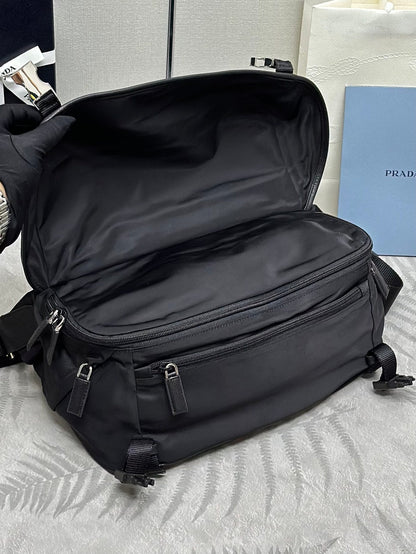 BOLSO DE HOMBRO 32 EN RE-NYLON NEGRO CON LOGO TRIANGULO