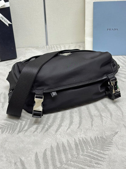 BOLSO DE HOMBRO 27 EN RE-NYLON NEGRO CON LOGO TRIANGULO