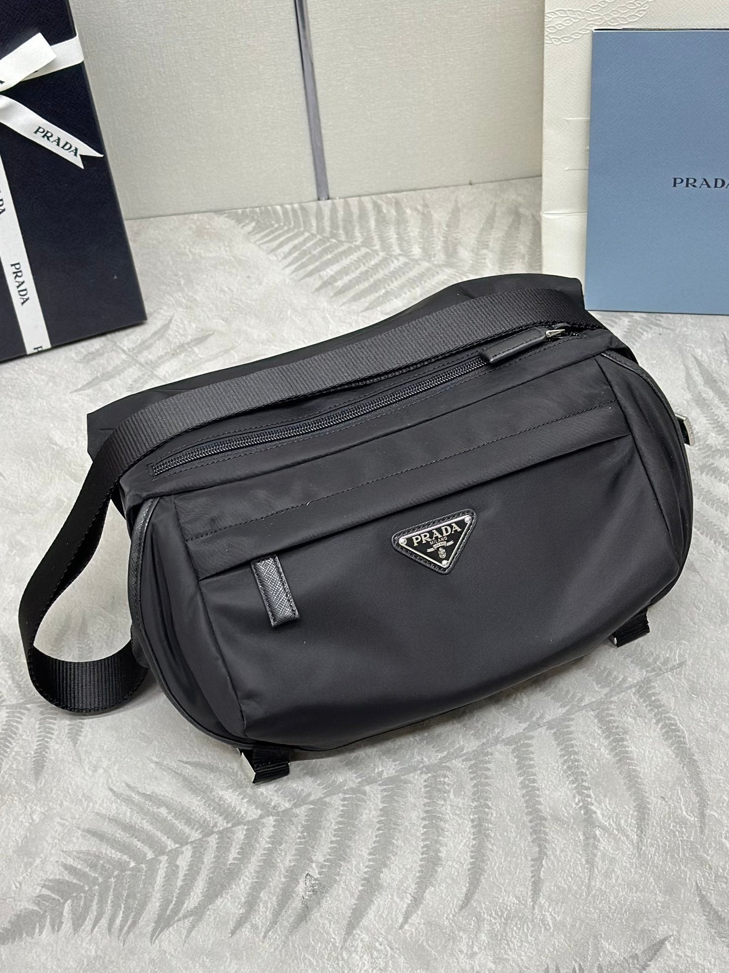 BOLSO DE HOMBRO 27 EN RE-NYLON NEGRO CON LOGO TRIANGULO