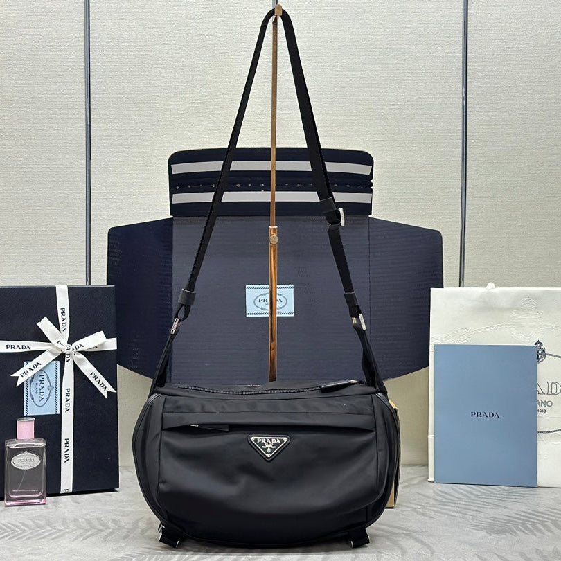 BOLSO DE HOMBRO 27 EN RE-NYLON NEGRO CON LOGO TRIANGULO