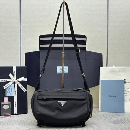 BOLSO DE HOMBRO 27 EN RE-NYLON NEGRO CON LOGO TRIANGULO