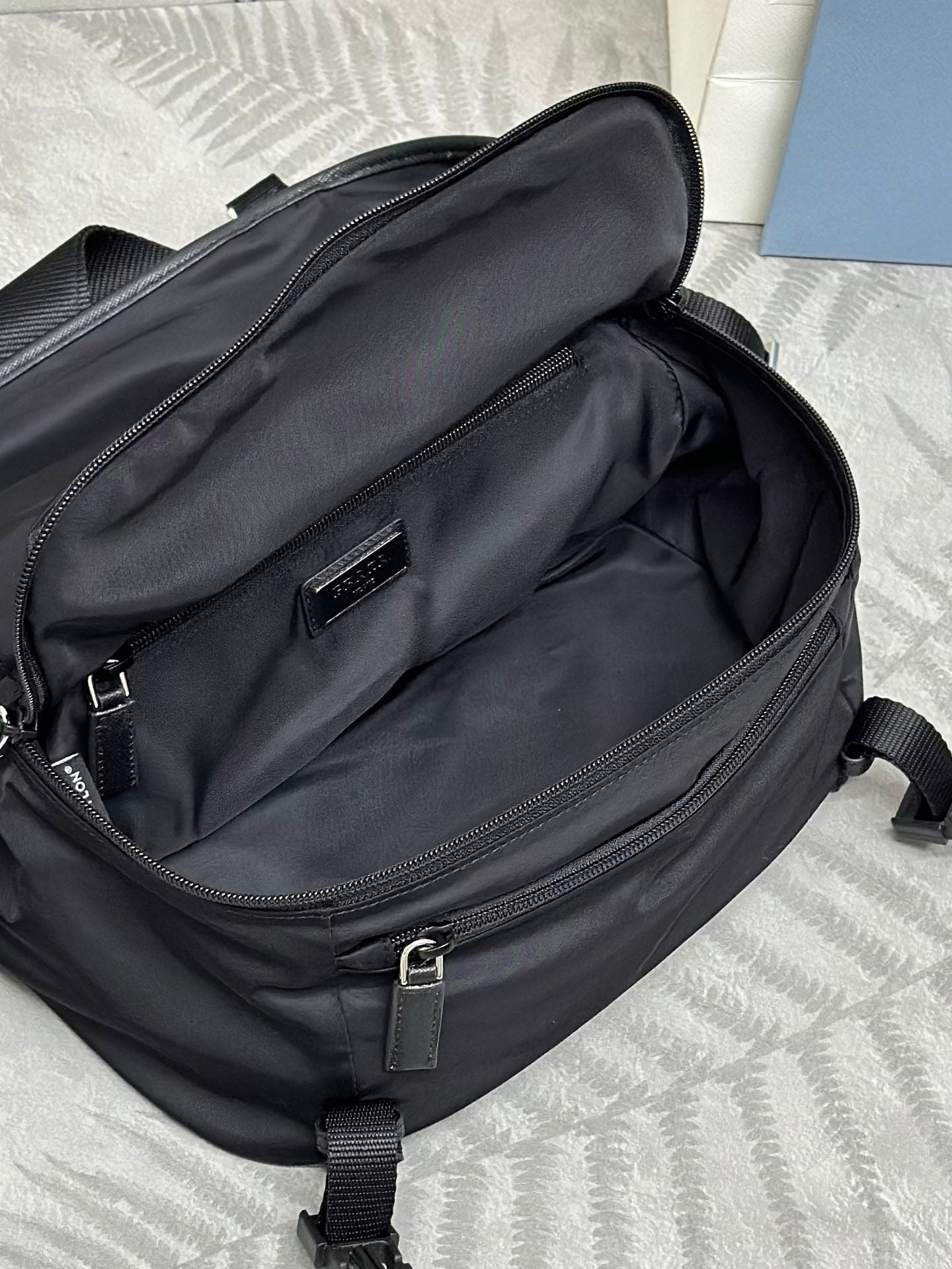 BOLSO DE HOMBRO 27 EN RE-NYLON NEGRO CON LOGO TRIANGULO