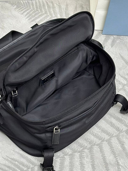 BOLSO DE HOMBRO 27 EN RE-NYLON NEGRO CON LOGO TRIANGULO