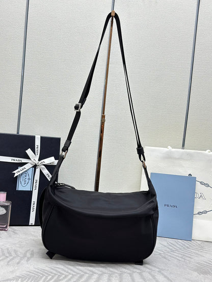 BOLSO DE HOMBRO 27 EN RE-NYLON NEGRO CON LOGO TRIANGULO