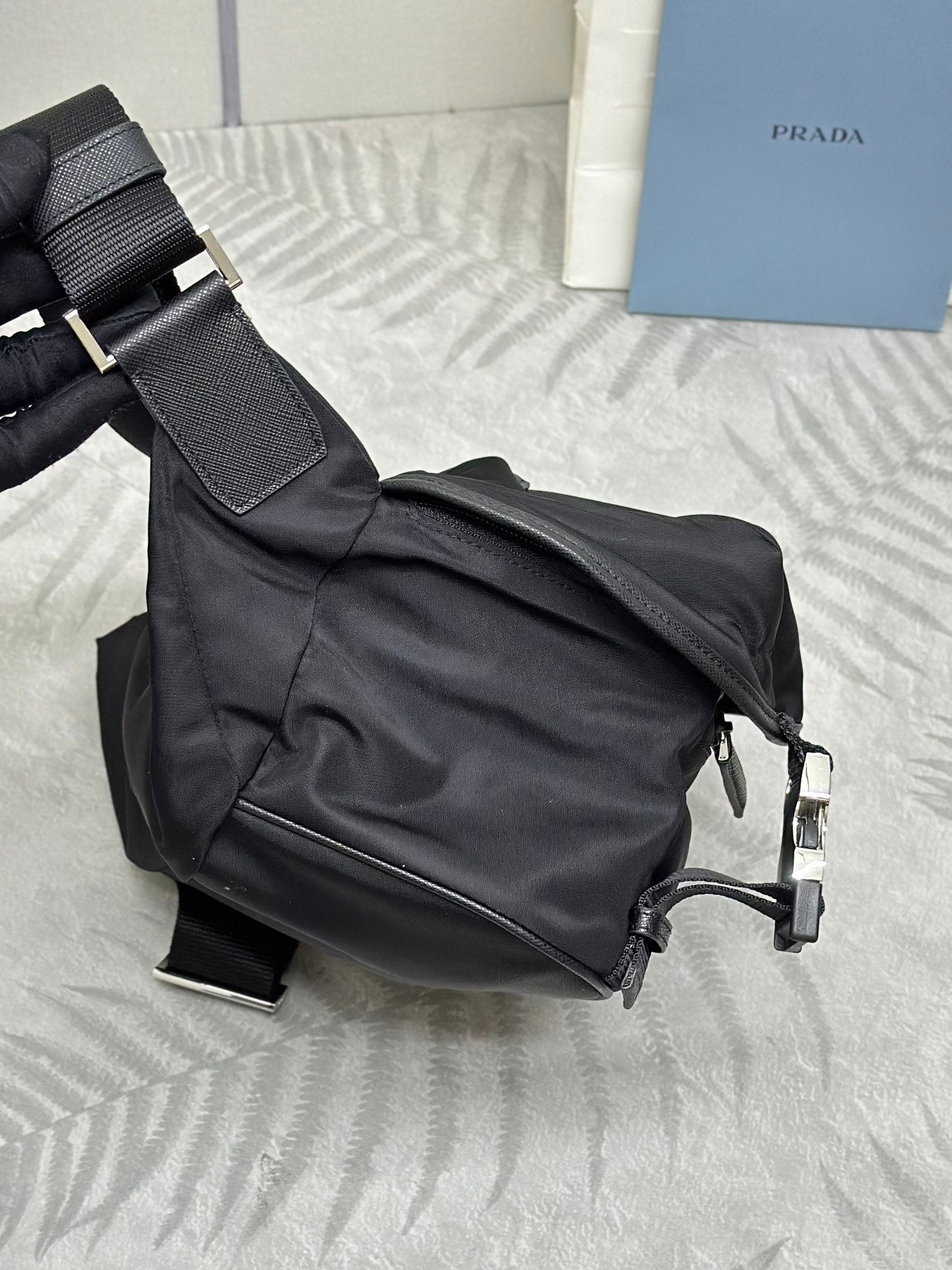BOLSO DE HOMBRO 27 EN RE-NYLON NEGRO CON LOGO TRIANGULO
