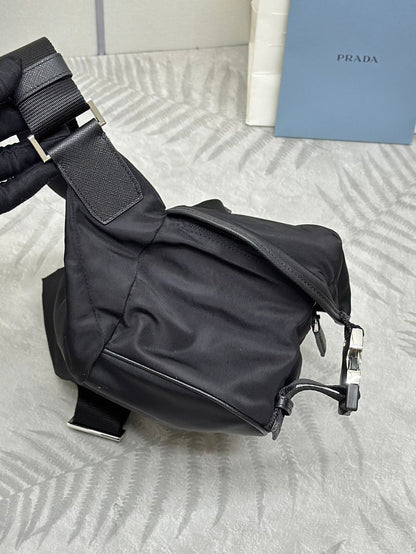 BOLSO DE HOMBRO 27 EN RE-NYLON NEGRO CON LOGO TRIANGULO
