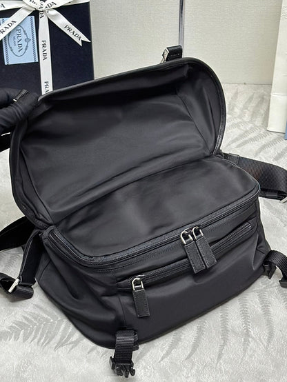BOLSO DE HOMBRO 27 EN RE-NYLON NEGRO CON LOGO TRIANGULO