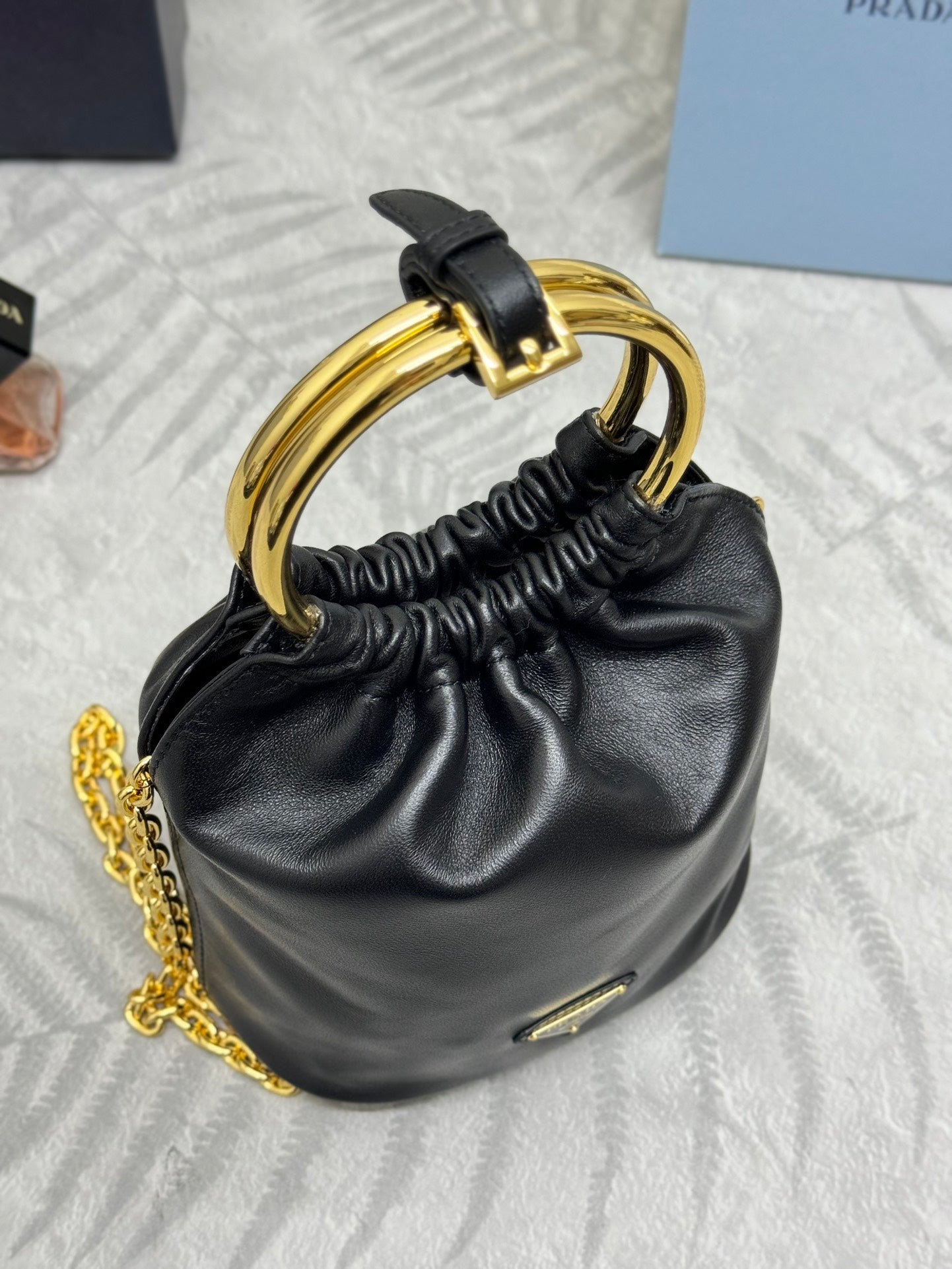 MINI SAC SEAU 19 EN CUIR D'AGNEAU NAPPA SOUPLE NOIR QUINCAILLERIE DORÉ