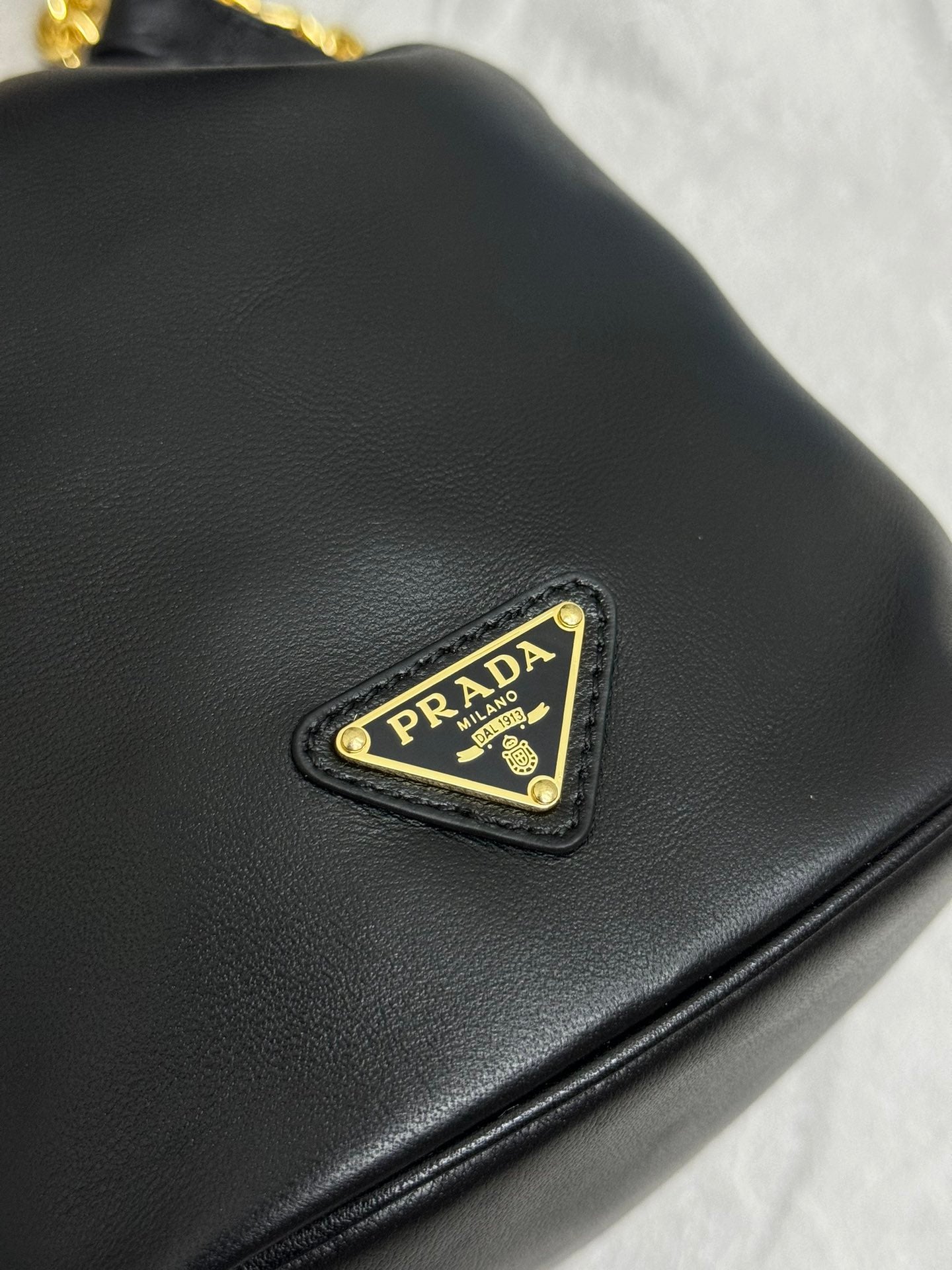 MINI SAC SEAU 19 EN CUIR D'AGNEAU NAPPA SOUPLE NOIR QUINCAILLERIE DORÉ