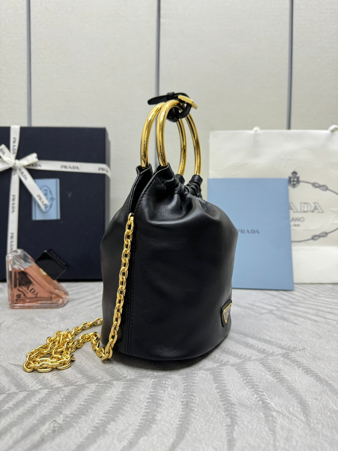 MINI SAC SEAU 19 EN CUIR D'AGNEAU NAPPA SOUPLE NOIR QUINCAILLERIE DORÉ