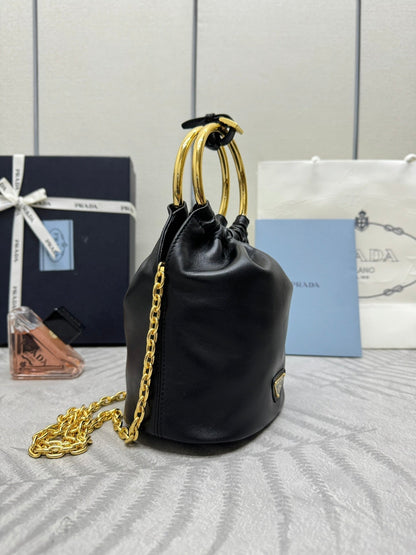 MINI SAC SEAU 19 EN CUIR D'AGNEAU NAPPA SOUPLE NOIR QUINCAILLERIE DORÉ