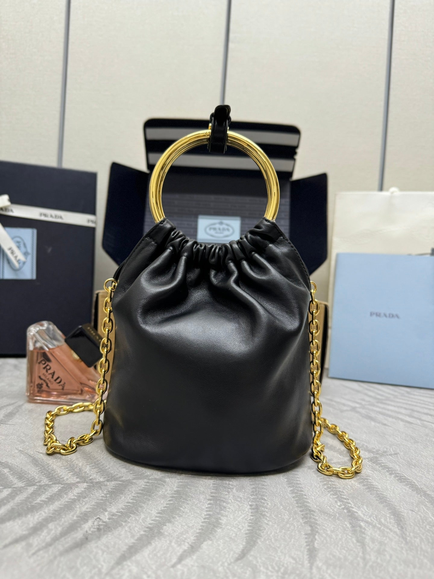 MINI SAC SEAU 19 EN CUIR D'AGNEAU NAPPA SOUPLE NOIR QUINCAILLERIE DORÉ