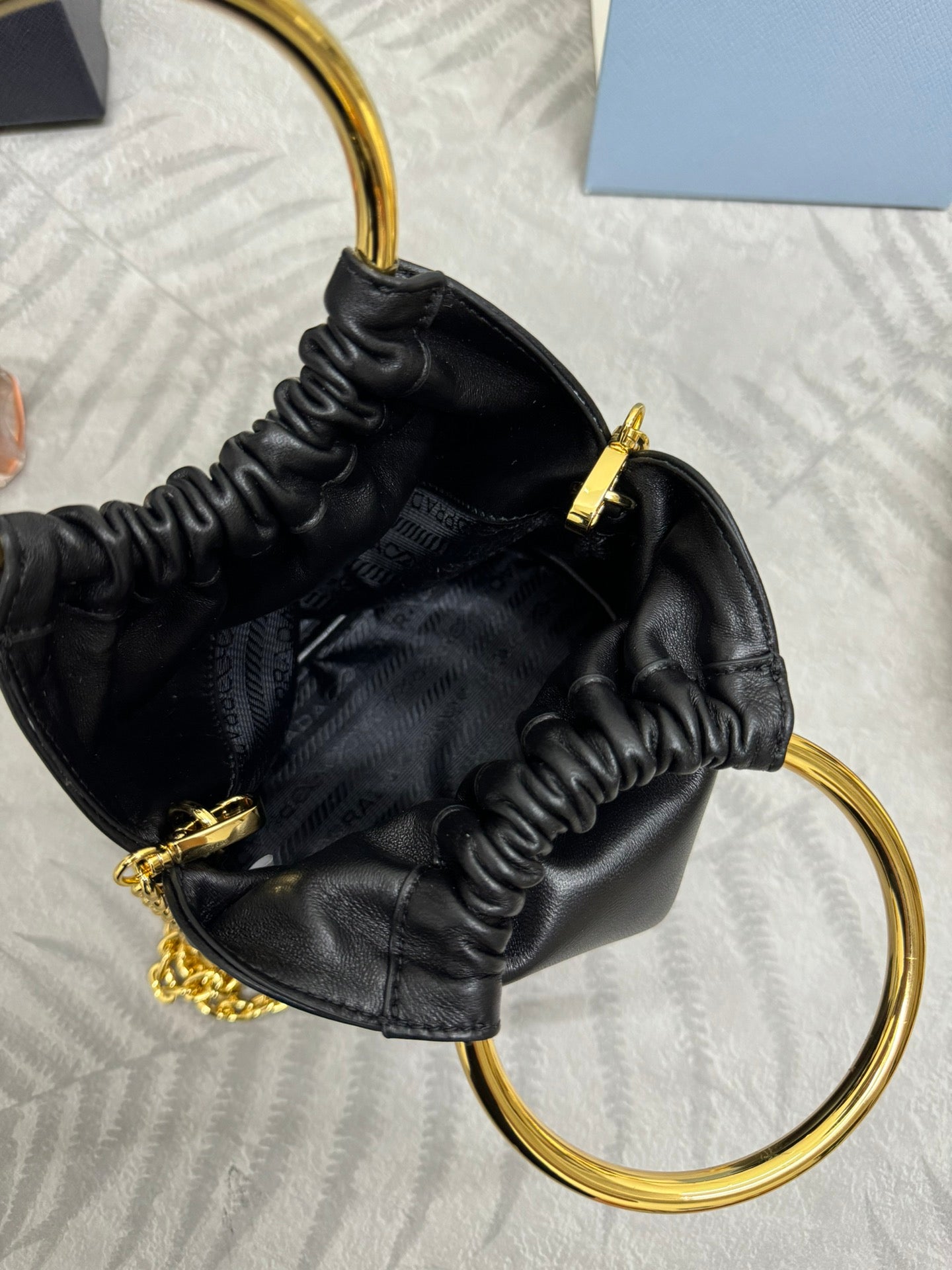 MINI SAC SEAU 19 EN CUIR D'AGNEAU NAPPA SOUPLE NOIR QUINCAILLERIE DORÉ