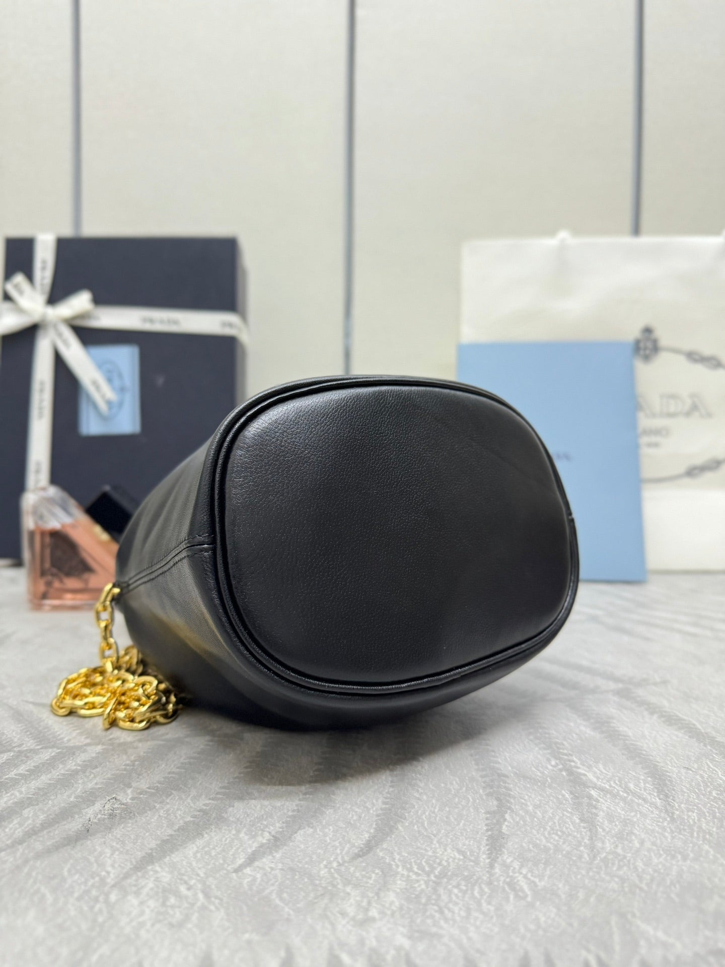MINI SAC SEAU 19 EN CUIR D'AGNEAU NAPPA SOUPLE NOIR QUINCAILLERIE DORÉ