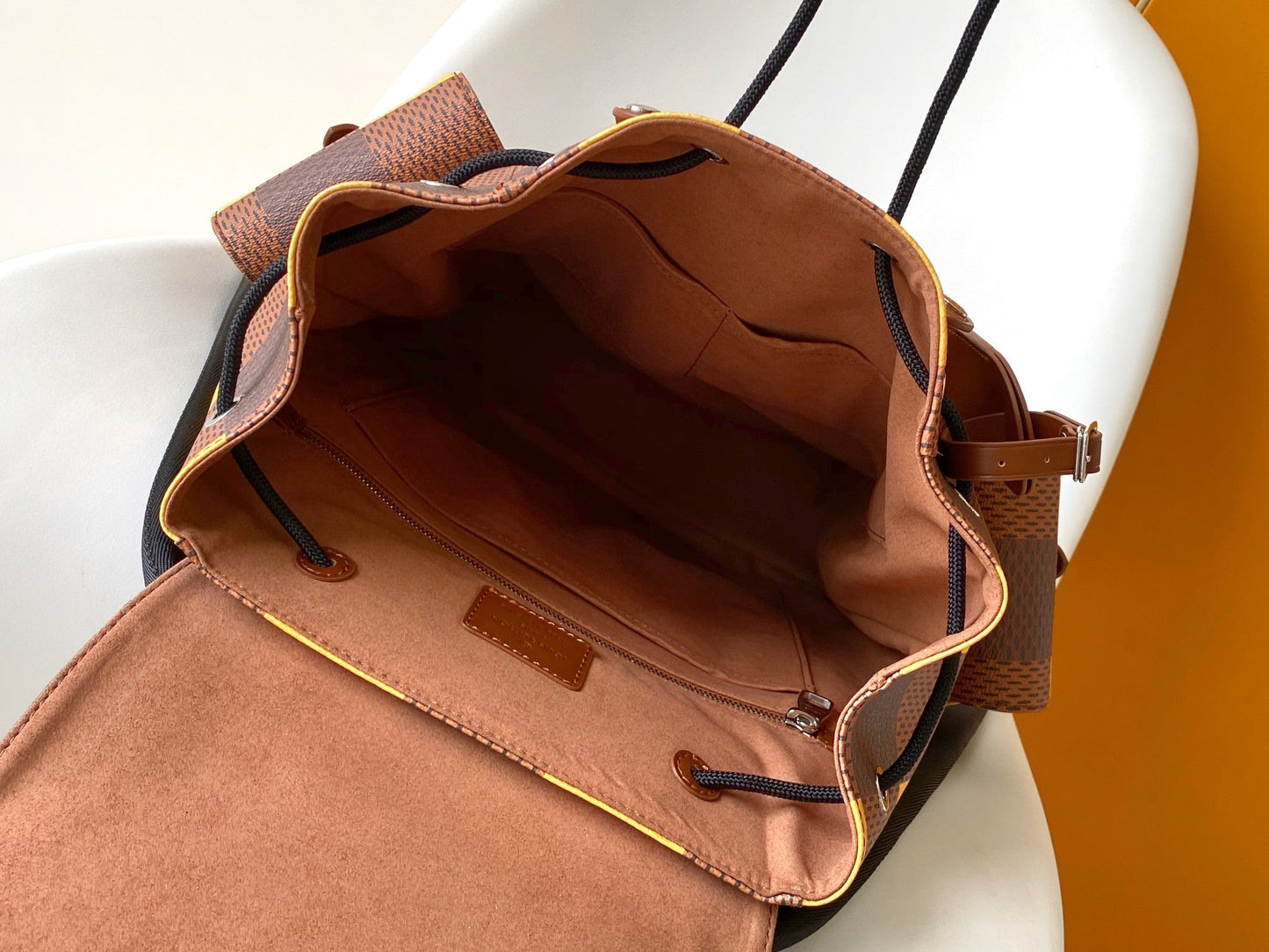SAC À DOS CHRISTOPHER 48 EN TOILE DAMIER MARRON JAUNE