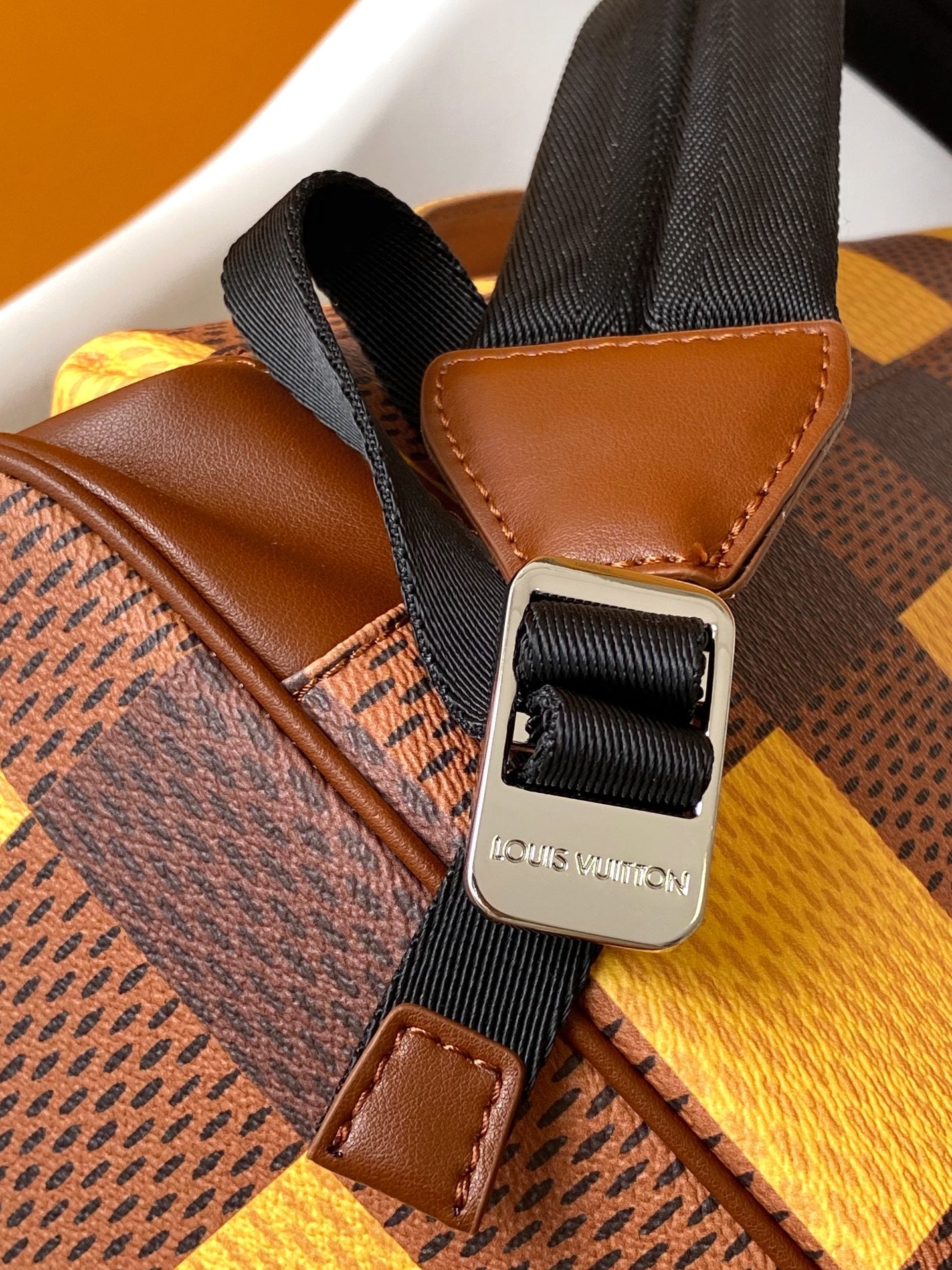 SAC À DOS CHRISTOPHER 48 EN TOILE DAMIER MARRON JAUNE