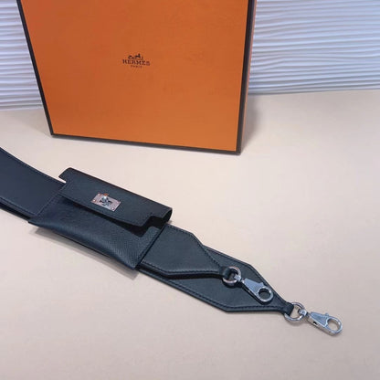 Correa de hombro Kelly Pocket de 50 mm con herrajes plateados y diseño negro Epsom 