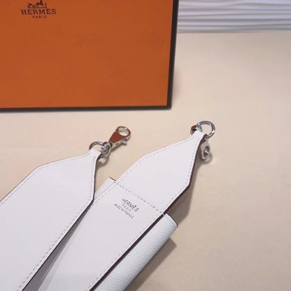 Correa de hombro Kelly Pocket de 50 mm con herrajes plateados y diseño blanco Epsom 