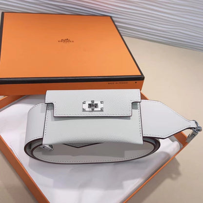 Correa de hombro Kelly Pocket de 50 mm con herrajes plateados y diseño blanco Epsom 