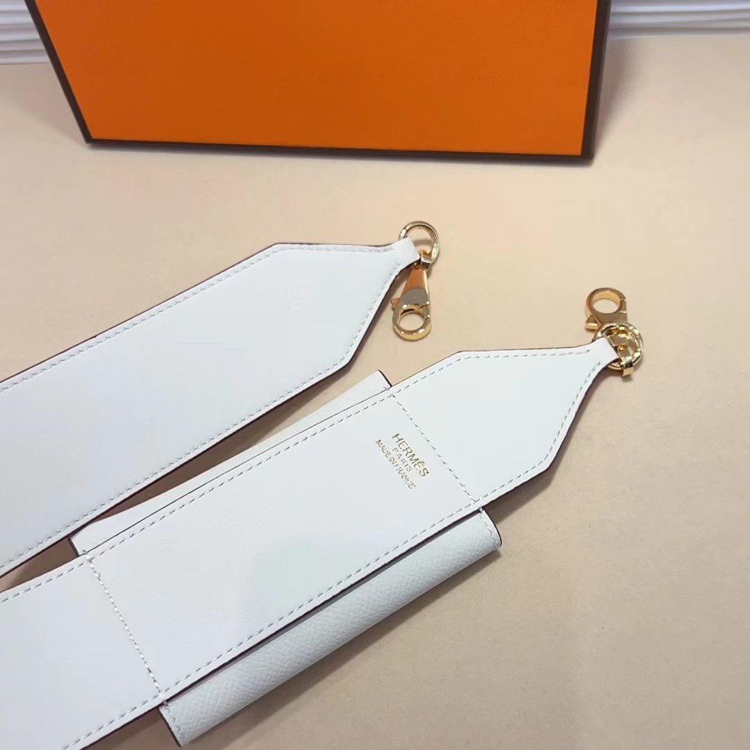 Correa de hombro Kelly Pocket de 50 mm con herrajes dorados y diseño blanco Epsom 