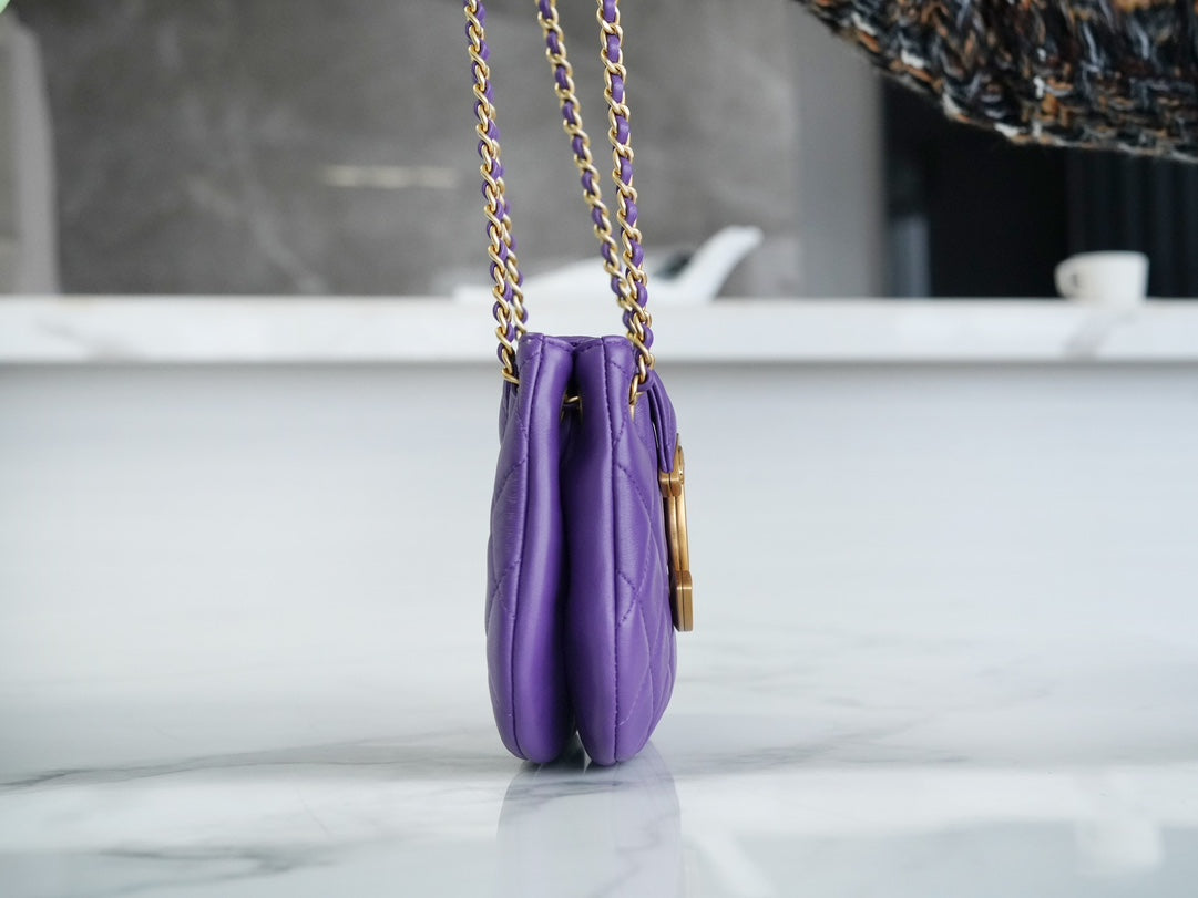 BOLSO HOBO 21 CON LOGO GRANDE EN PIEL DE CORDERO PÚRPURA Y HERRAJES DORADOS 