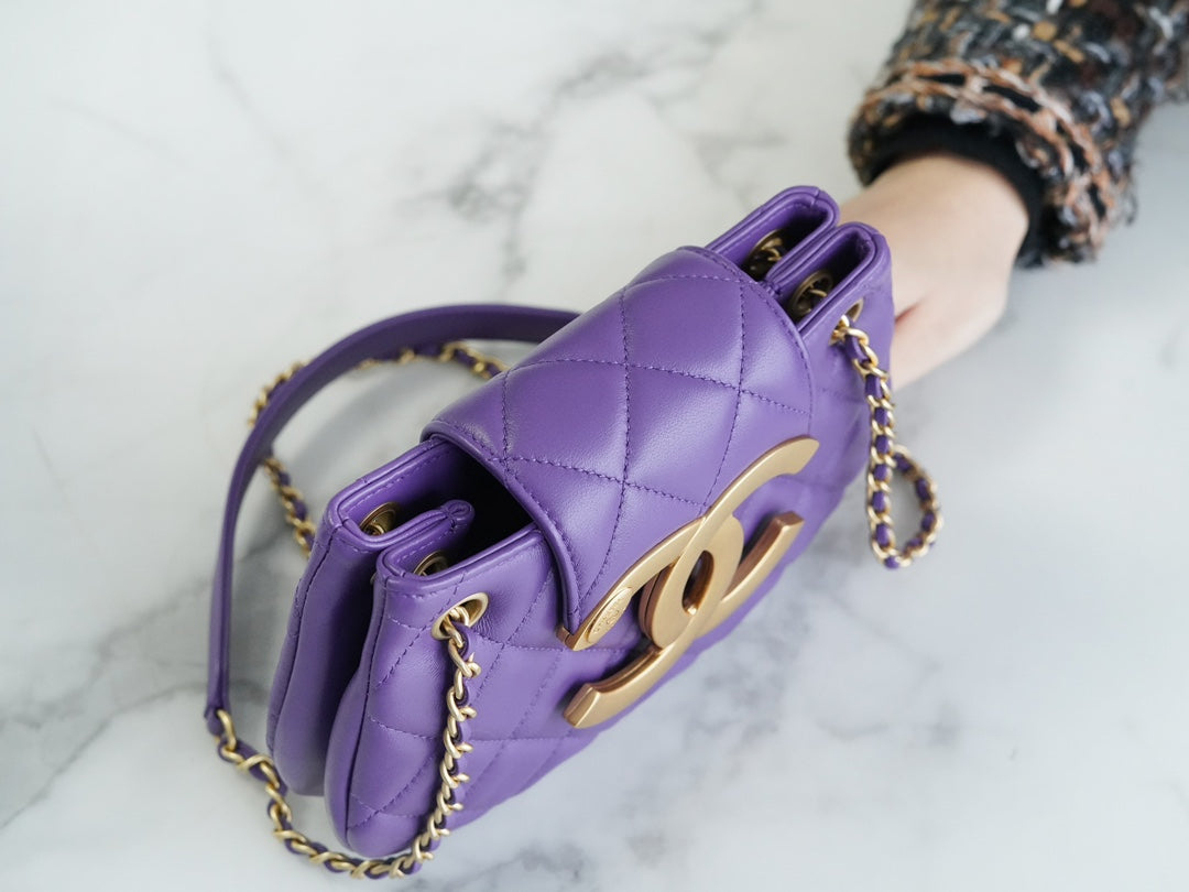 BOLSO HOBO 21 CON LOGO GRANDE EN PIEL DE CORDERO PÚRPURA Y HERRAJES DORADOS 