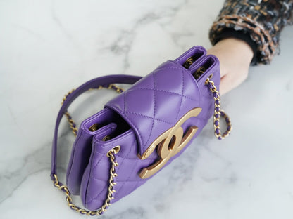 BOLSO HOBO 21 CON LOGO GRANDE EN PIEL DE CORDERO PÚRPURA Y HERRAJES DORADOS 