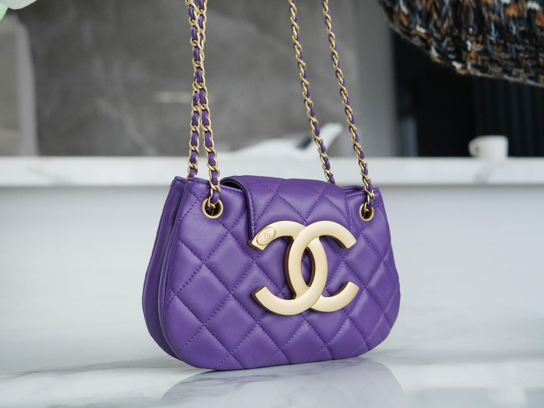 BOLSO HOBO 21 CON LOGO GRANDE EN PIEL DE CORDERO PÚRPURA Y HERRAJES DORADOS 