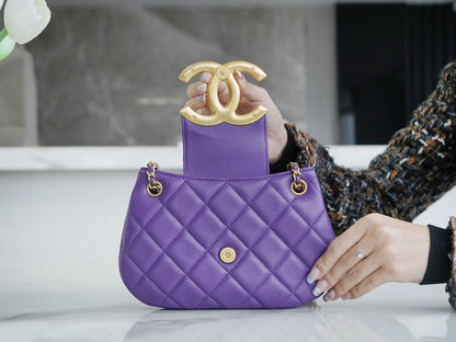 BOLSO HOBO 21 CON LOGO GRANDE EN PIEL DE CORDERO PÚRPURA Y HERRAJES DORADOS 