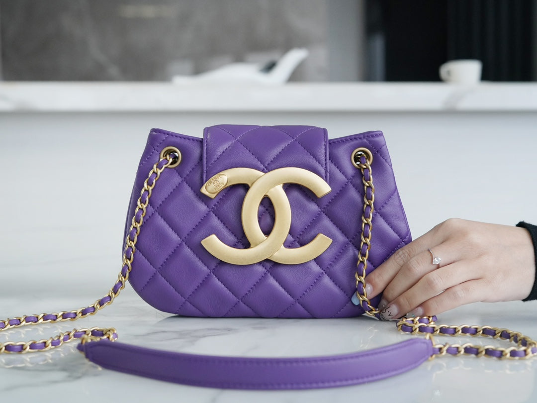 BOLSO HOBO 21 CON LOGO GRANDE EN PIEL DE CORDERO PÚRPURA Y HERRAJES DORADOS 