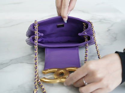 BOLSO HOBO 21 CON LOGO GRANDE EN PIEL DE CORDERO PÚRPURA Y HERRAJES DORADOS 