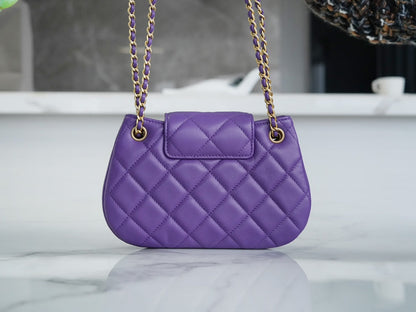 BOLSO HOBO 21 CON LOGO GRANDE EN PIEL DE CORDERO PÚRPURA Y HERRAJES DORADOS 