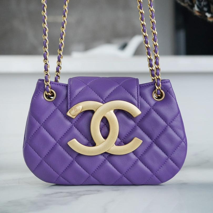 BOLSO HOBO 21 CON LOGO GRANDE EN PIEL DE CORDERO PÚRPURA Y HERRAJES DORADOS 