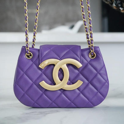 BOLSO HOBO 21 CON LOGO GRANDE EN PIEL DE CORDERO PÚRPURA Y HERRAJES DORADOS 