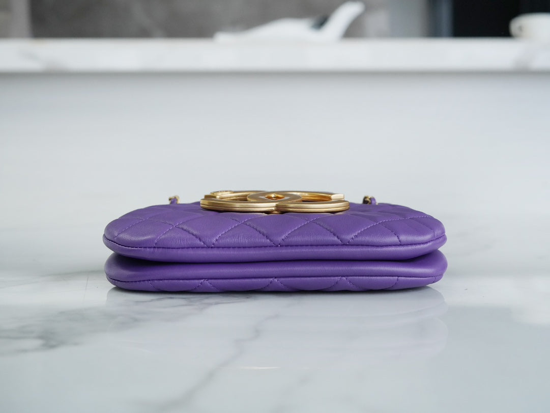 BOLSO HOBO 21 CON LOGO GRANDE EN PIEL DE CORDERO PÚRPURA Y HERRAJES DORADOS 