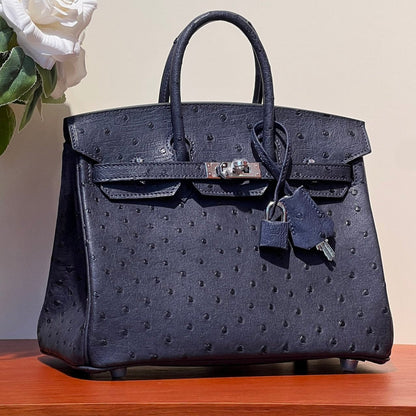 SAC KELLY SELLIER 25 EN CUIR D'AUTRUCHE BLEU SPACE AVEC QUINCAILLERIE ARGENTÉE (FABRIQUÉ SUR COMMANDE)
