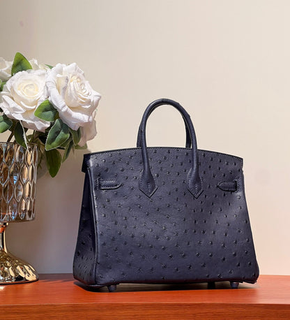 SAC KELLY SELLIER 25 EN CUIR D'AUTRUCHE BLEU SPACE AVEC QUINCAILLERIE ARGENTÉE (FABRIQUÉ SUR COMMANDE)