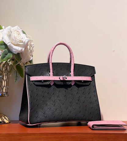 BOLSO KELLY SELLIER 25 EN PIEL DE AVESTRUZ ROSA BEBÉ MEZCLA NEGRO (HECHO BAJO PEDIDO)